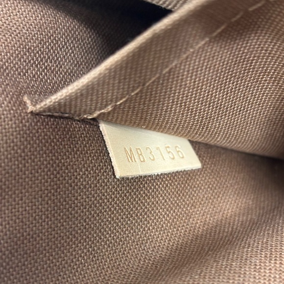 Louis Vuitton Pochette w/ original dust bag, box, ribbon, & sales bag - Picture 9 of 17